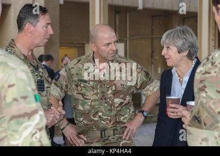 Le Colonel John Dickson de la Royal Air Force du Royaume-Uni, déployées à l'appui de forces interarmées du Commandement de la composante terrestre - Fonctionnement inhérents résoudre, et le brigadier de l'armée britannique. Le général Frazer M. Lawrence, vice-commaning général du CJFLCC-OIR, parle avec Theresa May, premier ministre du Royaume-Uni, au cours de sa visite pour rencontrer des soldats britanniques à Bagdad, l'Iraq, le 29 novembre 2017. CJFLCC-OIR, une coalition de 23 nations régionales et internationales qui se sont associées pour permettre aux forces en partenariat pour vaincre ISIS en Iraq pour rétablir la stabilité et la sécurité. (U.S. Army Banque D'Images