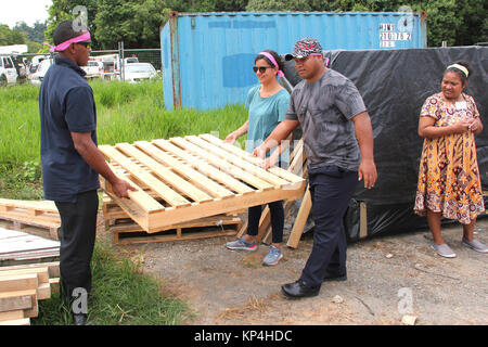 Les participants de la santé et de l'action humanitaire dans les situations d'urgence (HHAE) bien sûr utiliser les palettes et autres fournitures d'eau et de logement au cours d'un exercice à l'Université James Cook à Cairns, Australie, le 30 novembre. Banque D'Images