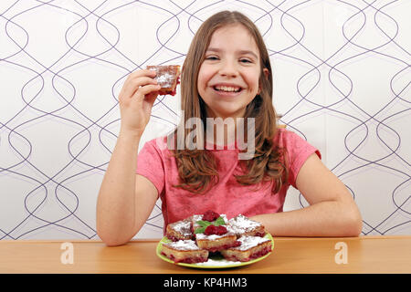 Happy little girl holding gâteau fait maison Banque D'Images