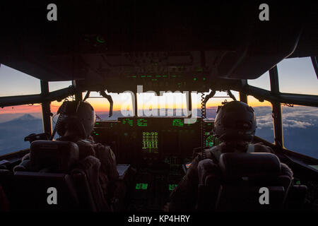 Un 41e Escadron de transport de troupes C-130J Super Hercules d'équipage de la Base aérienne de Little Rock, AR, les mouches passé Mt. Au cours de l'exercice Vigilant Fuji Ace 18, 6 décembre 2017, au cours de la préfecture de Saitama, au Japon. Le TCS 41 fourni la main-d'oeuvre et de l'appui d'aéronefs au cours de l'exercice à Yokota, qui est au milieu de la transition vers le C-130J Super Hercules. (U.S. Air Force Banque D'Images