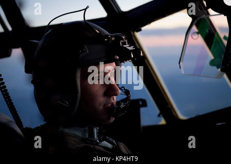 Le capitaine Jordan Hechinger, 41e Escadron de transport de troupes C-130J Super Hercules, le pilote communique avec le co-pilote au cours de l'exercice Vigilant Ace 18, le 6 décembre 2017, au cours de la préfecture de Saitama, au Japon. L'exercice offre une formation essentielle pour les aviateurs pour maintenir la paix et la stabilité dans la région du Pacifique Indo-Asia. (U.S. Air Force Banque D'Images