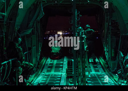 La 41e avec des aviateurs de l'Escadron de transport de troupes de la Base aérienne de Little Rock, AR, regarde par la porte arrière d'un C-130J Super Hercules au cours de l'exercice Vigilant Ace 18, le 6 décembre 2017, à Osan Air Base, République de Corée. Ace 18 vigilante est un U.S.-République de Corée exercice combiné visant à améliorer la coordination au niveau opérationnel et tactique grâce à un ensemble commun et l'entraînement au combat. (U.S. Air Force Banque D'Images