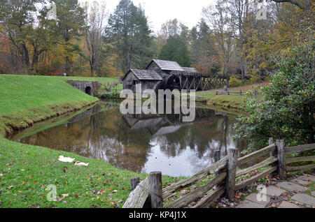 L'extérieur de l'usine historique de Mabry mill de l'eau, les prés de Dan, Blue Ridge Parkway, Virginia, USA Banque D'Images