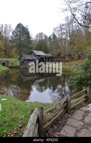 L'extérieur de l'usine historique de Mabry mill de l'eau, les prés de Dan, Blue Ridge Parkway, Virginia, USA Banque D'Images