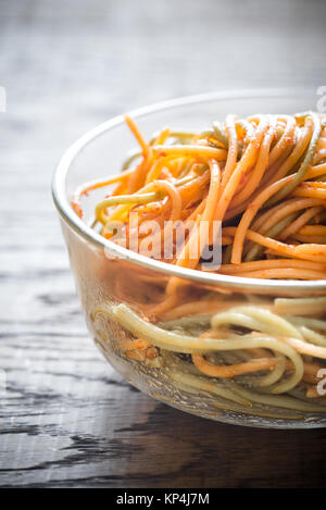 Bol de spaghettis colorés Banque D'Images