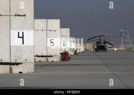 Un hélicoptère CH-47 Chinook attend les missions pour la journée sur l'aérodrome de Bagram, en Afghanistan le 6 décembre 2017. L'hélicoptère et son équipage font partie de la Force opérationnelle de bagarreur, 4e Bataillon, 3e Régiment d'aviation, de Savannah, Georgia soutien des opérations menées dans le Nord de l'Afghanistan. (US Army Banque D'Images