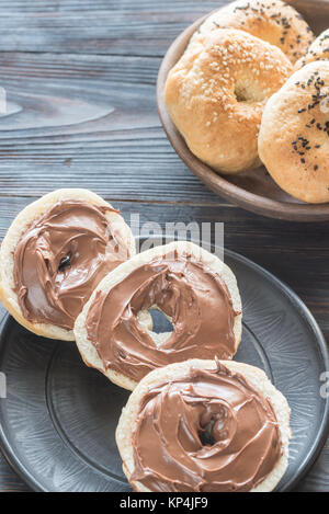 Bagels avec crème au chocolat Banque D'Images