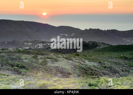 Soleil sur Sweeney Ridge et l'océan Pacifique. Banque D'Images