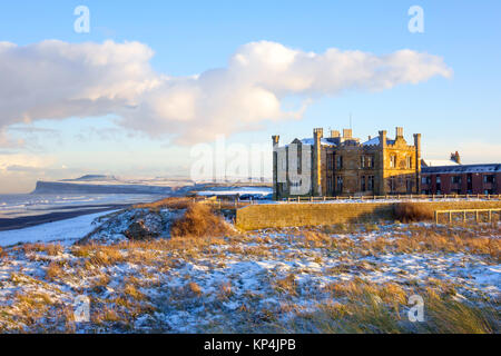 Cliff House à Marske par la mer construit en 1844 par Joseph Pease (1799-1872) comme une résidence d'une maison de retraite depuis 1981 dans hiver neige Banque D'Images