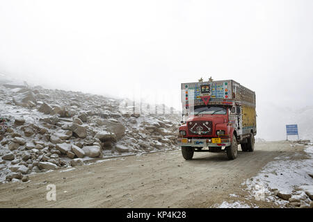 Un camion dans snowyconditions indien décoré à la passe himalayen Changla, Ladakh, le Jammu-et-Cachemire. L'Inde. Banque D'Images