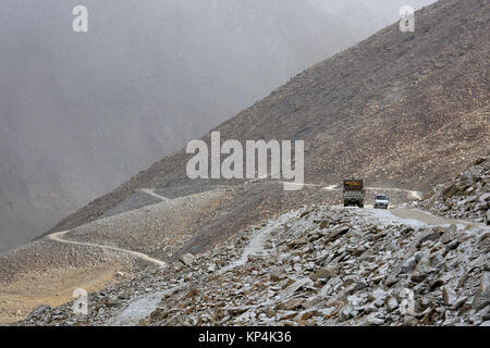 Rencontre de deux véhicules dans des conditions hivernales sur la grande route sinueuse vers le col Changla, Ladakh, le Jammu-et-Cachemire. L'Inde. Banque D'Images