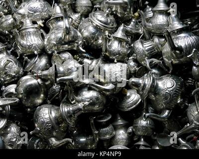 Vue vers le bas sur des gros tas d'argent identique des théières, des souvenirs communs dans les souks du Maroc, l'Afrique du Nord Banque D'Images