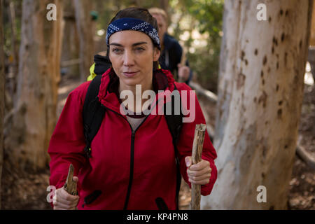 Hiker woman walking in forest durant la journée Banque D'Images