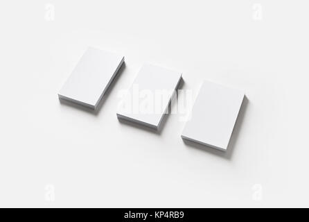 Trois piles de cartes blanches sur fond de papier. Modèle pour l'ID. Banque D'Images