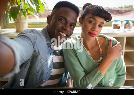 Portrait of happy young couple dans le restaurant Banque D'Images