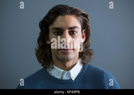 Portrait of young male executive standing in office Banque D'Images
