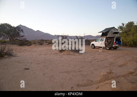 Paysage avec jeep pour le camping dans le Damaraland Namibie Banque D'Images