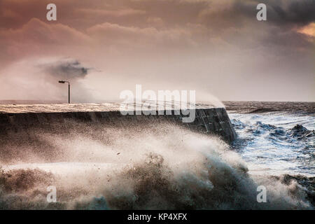 Les vagues déferlent sur le Cobb à Lyme Regis dans le Dorset au cours de Storm Brian le samedi 21 octobre 2017. Banque D'Images