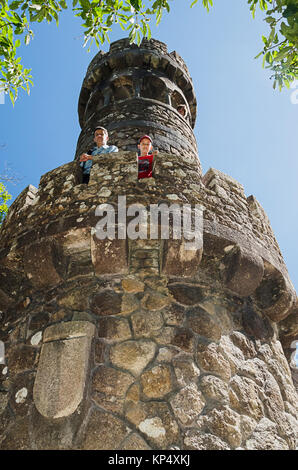 Deux touristes masculins de race blanche, père et fils, sont debout sur la vieille tour faite de pierres naturelles et regardant vers le bas. Situé à tour à l'UNESCO World Heritage tr Banque D'Images