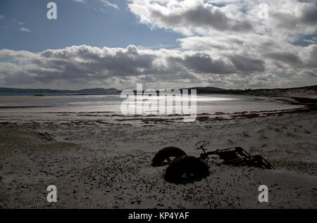 Enterré le tracteur sur plage, Berneray, North Uist, Hébrides extérieures. Banque D'Images