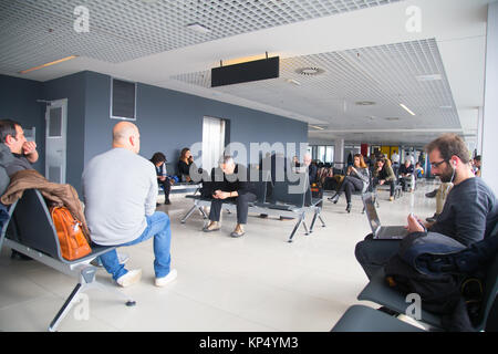 Les passagers qui attendent au hall de départ à l'aéroport international Nikola Tesla de Belgrade, Serbie Banque D'Images