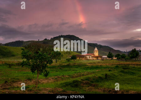 Arc-en-ciel sur Église dans la région rurale de Ibitirama, l'état d'Espirito Santo, au Brésil. Banque D'Images