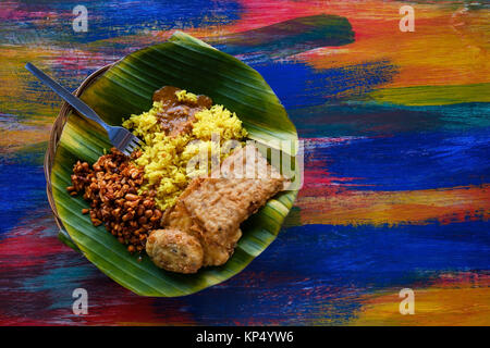 Restaurant végétarien ou végétalien Vue de dessus, des plats Indiens épicés chaud dans un bol de riz. L'alimentation locale de l'est traditionnel en bonne santé Banque D'Images