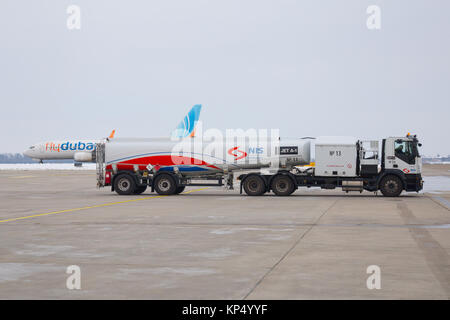 Le carburant d'aviation de l'aéroport de NIS IVECO camion Naftna Industrija Srbije (Entreprise) transportant du carburant Jet A1 à l'aéroport Nikola Tesla de Belgrade International Banque D'Images
