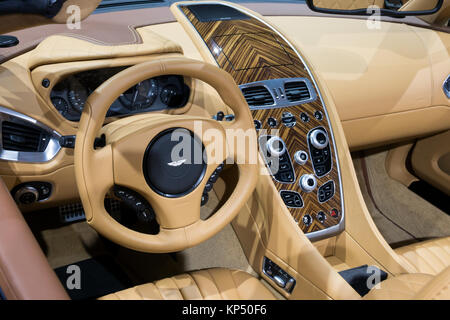 AMSTERDAM - Apr 16, 2015 : vue intérieure d'un Aston Martin Vanquish Volante voiture à l'AutoRAI Amsterdam 2015 Salon de l'automobile. Banque D'Images