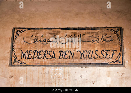 Marrakech, Maroc - 29 Apr 2016 : panneau d'entrée à la Medersa Ben Youssef, un ancien collège islamique à Marrakech. Banque D'Images