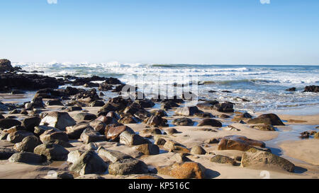 Des rochers sur la plage de surf de l'océan Atlantique à Porto, Portugal Banque D'Images