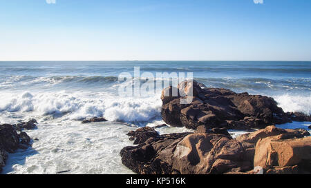 Des rochers sur la plage de surf de l'océan Atlantique à Porto, Portugal Banque D'Images