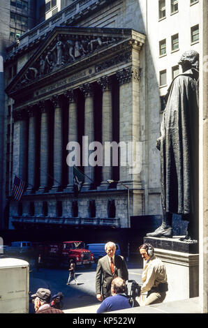 1982 mai,New York,équipe de télévision,entretien,NYSE,façade de bâtiment de la Bourse,Broad Street,New york City,NY,NYC,USA, Banque D'Images