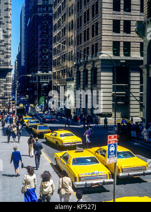 Mai 1982,New York,Wall street,yellow cab,people,financial district,lower Manhattan, New York,NY,USA,NEW YORK, Banque D'Images