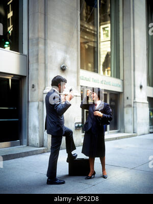 Mai 1982,New York,businessman and businesswoman chatting, Wall street, financial district, Manhattan, New York,NY,USA,NEW YORK, Banque D'Images