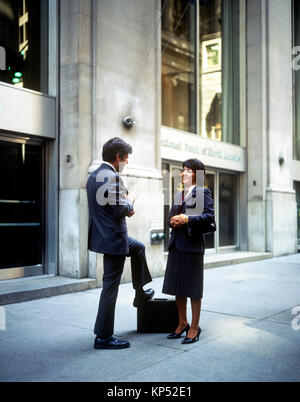 Mai 1982,New York,businessman and businesswoman chatting, Wall street, financial district, Manhattan, New York,NY,USA,NEW YORK, Banque D'Images