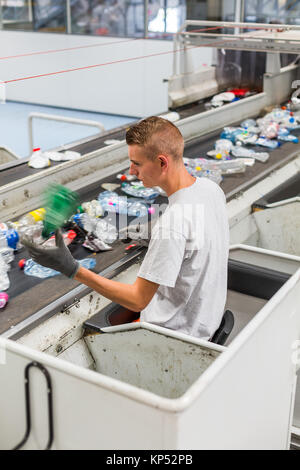 La chaîne de tri d'un site de recyclage pour les déchets ménagers, la France. Banque D'Images