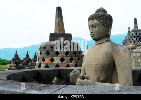 Statue de Bouddha dans le temple bouddhiste de Borobudur Magelang,,Java,Indonésie,Asia.