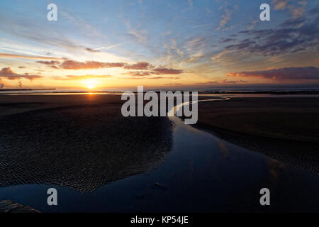 Le soleil se lève au cours d'un début de matinée glaciale de Swansea, Pays de Galles, Royaume-Uni. Le mardi 12 décembre 2017 Banque D'Images