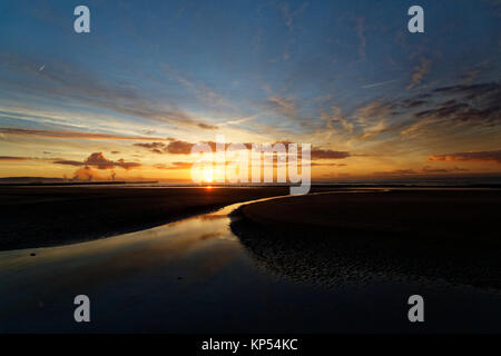 Le soleil se lève au cours d'un début de matinée glaciale de Swansea, Pays de Galles, Royaume-Uni. Le mardi 12 décembre 2017 Banque D'Images