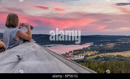 LIPNO, CZECH REP - 8 juillet 2017.Une femme avec un mobile dans sa main est de photographier le paysage environnant. en haut de la tour d'observation Banque D'Images