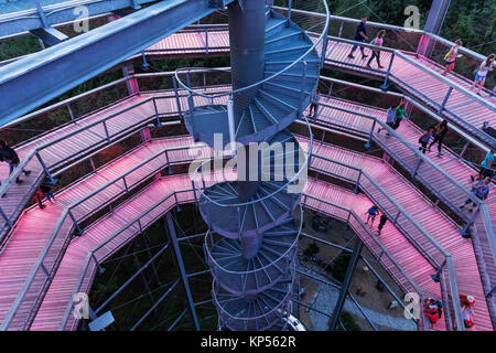 Treetop Walkway à Lipno, visites sentier dans la cime des arbres. Construction en bois avec un toboggan pour les enfants au milieu. Lieu touristique unique et co Banque D'Images