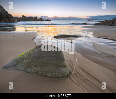Sharrow beach également connu sous le nom de la grotte de Whitsand Bay dans le sud-est de Cornwall. Banque D'Images