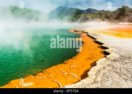 Le Champagne Pool, bassin d'eau chaude naturelles de la zone thermale de & Banque D'Images