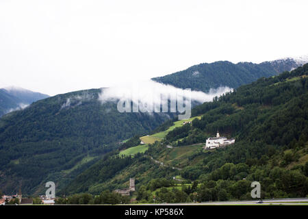 Abbaye de Marienberg ou Abtei Marienberg ou Abbazia Monte Maria sur la montagne à Malles Venosta, dans le Val Venosta, dans la région de Trentino-Alto Adige, Italie Banque D'Images