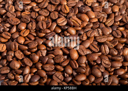 Café en grains close up isolated on white Banque D'Images