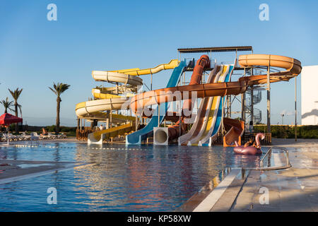 MONASTIR, TUNISIE - 06 octobre, 2017. Faites glisser les curseurs de l'eau, parc aquatique avec piscine. Banque D'Images