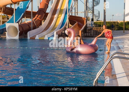 MONASTIR, TUNISIE - 06 octobre, 2017. Faites glisser les curseurs de l'eau, parc aquatique avec piscine. Banque D'Images