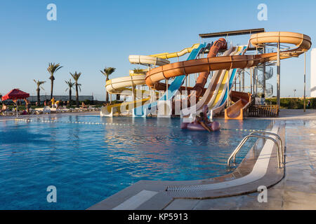 MONASTIR, TUNISIE - 06 octobre, 2017. Faites glisser les curseurs de l'eau, parc aquatique avec piscine. Banque D'Images