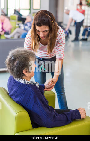 EHPAD spécialisé dans le soin des personnes âgées souffrant de la maladie d'Alzheimer, Centre de soins psychogériatriques, Le Verger des Balans, France. Banque D'Images